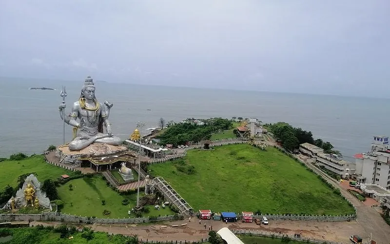 Murudeshwar temple and Shiva statue by the sea